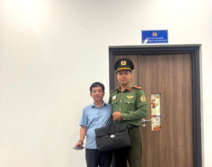 Anh Dũng vui mừng nhận lại tài sản bị bỏ quên từ tay Trung úy Nguyễn Hoàng Phương