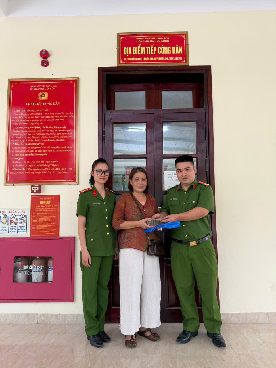 Cán bộ Công an xã Hữu Lũng trao trả 80 triệu đồng cho công dân để quên khi đến giải quyết thủ tục hành chính