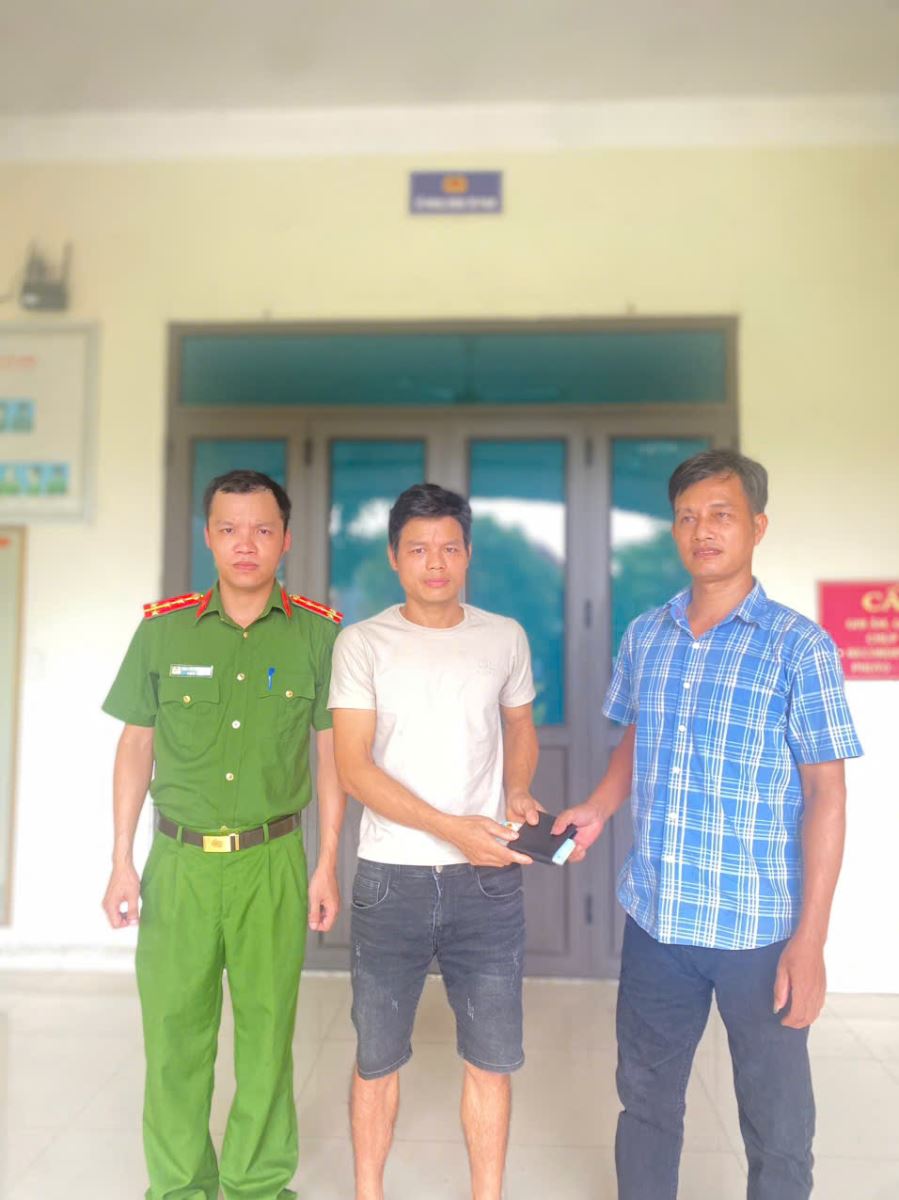 Anh Bùi Minh Công trao trả tài sản cho anh Chu Ngọc Hiến tại cơ quan Công an