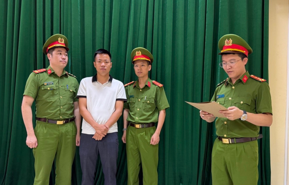 Cơ quan Công an tống đạt quyết định khởi tố đối với Nguyễn Văn Chung.