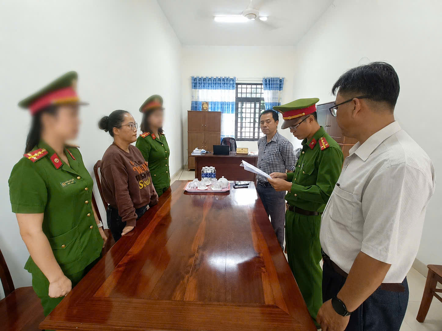 Tống đạt Quyết định khởi tố bị can, Lệnh bắt bị can để tạm giam đối với Nguyễn Thị Hằng