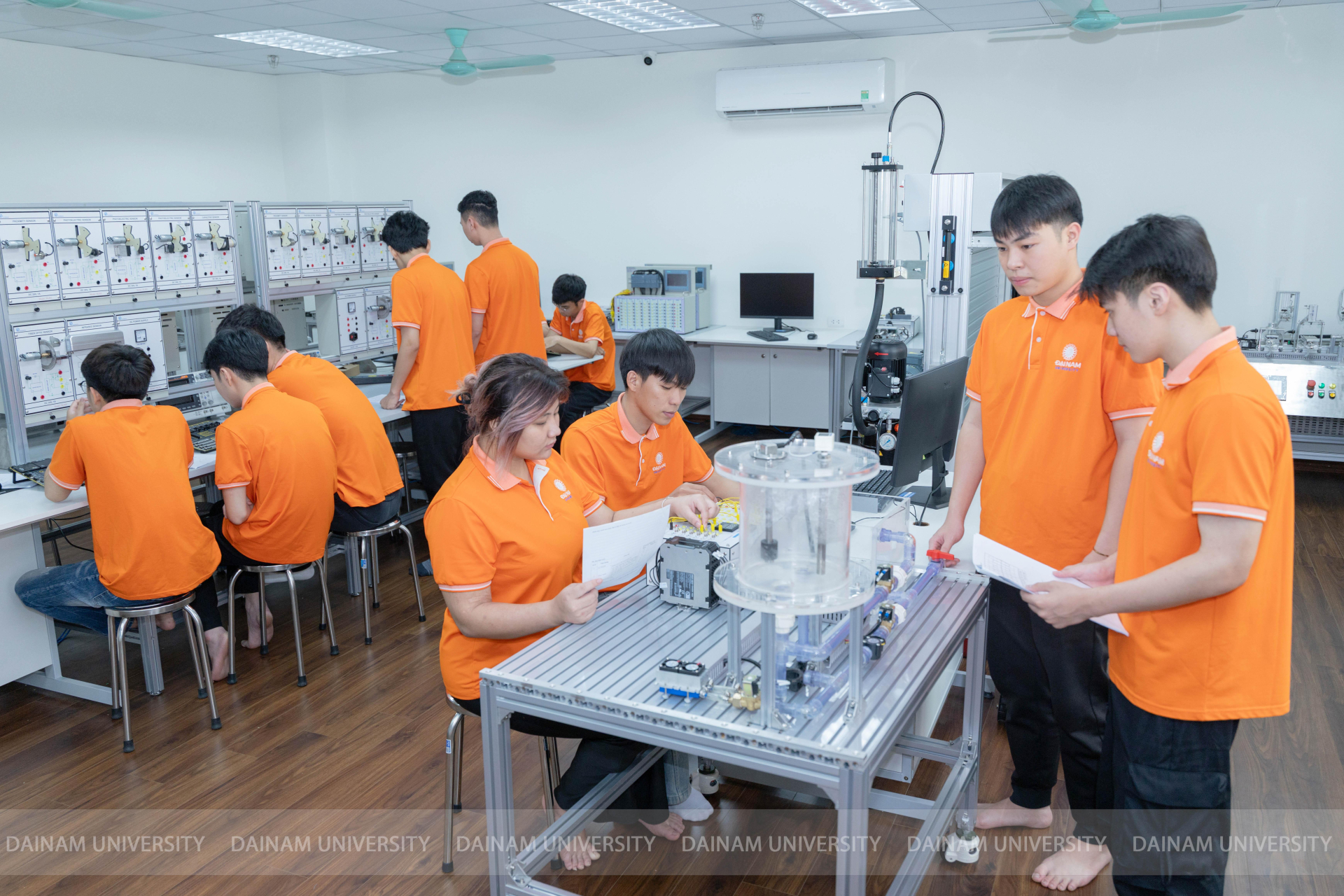 Sinh viên khối ngành Kỹ thuật công nghệ thực hành tại các phòng lab công nghệ cao.