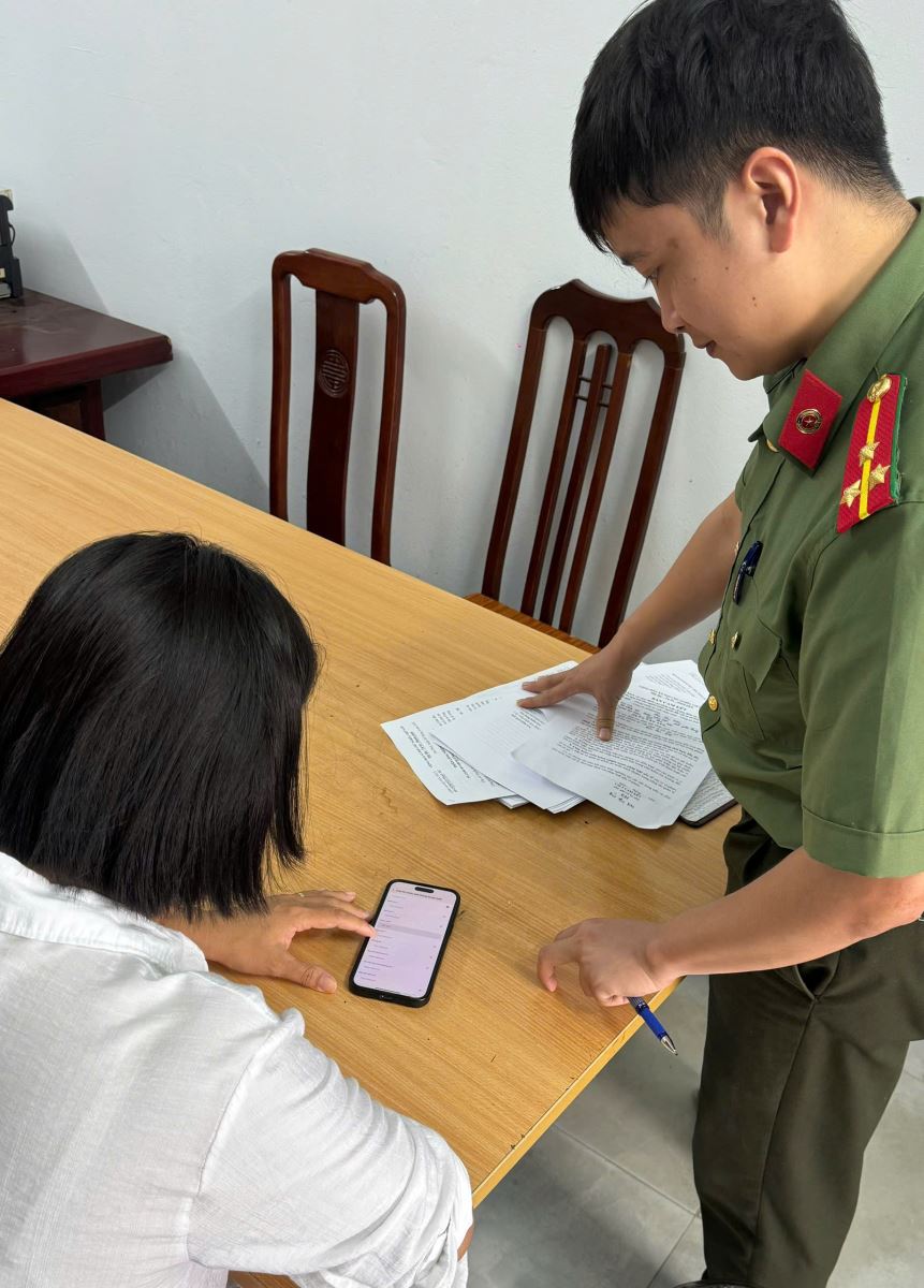 Tổ công tác Công an xã Yên Thủy hỗ trợ người dân hoàn thành thủ tục làm hộ chiếu trực tuyến