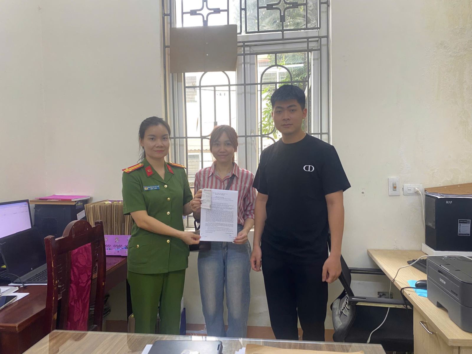 Công an xa Hội Thịnh trao trả lại tiền chuyển khoản nhầm cho công dân