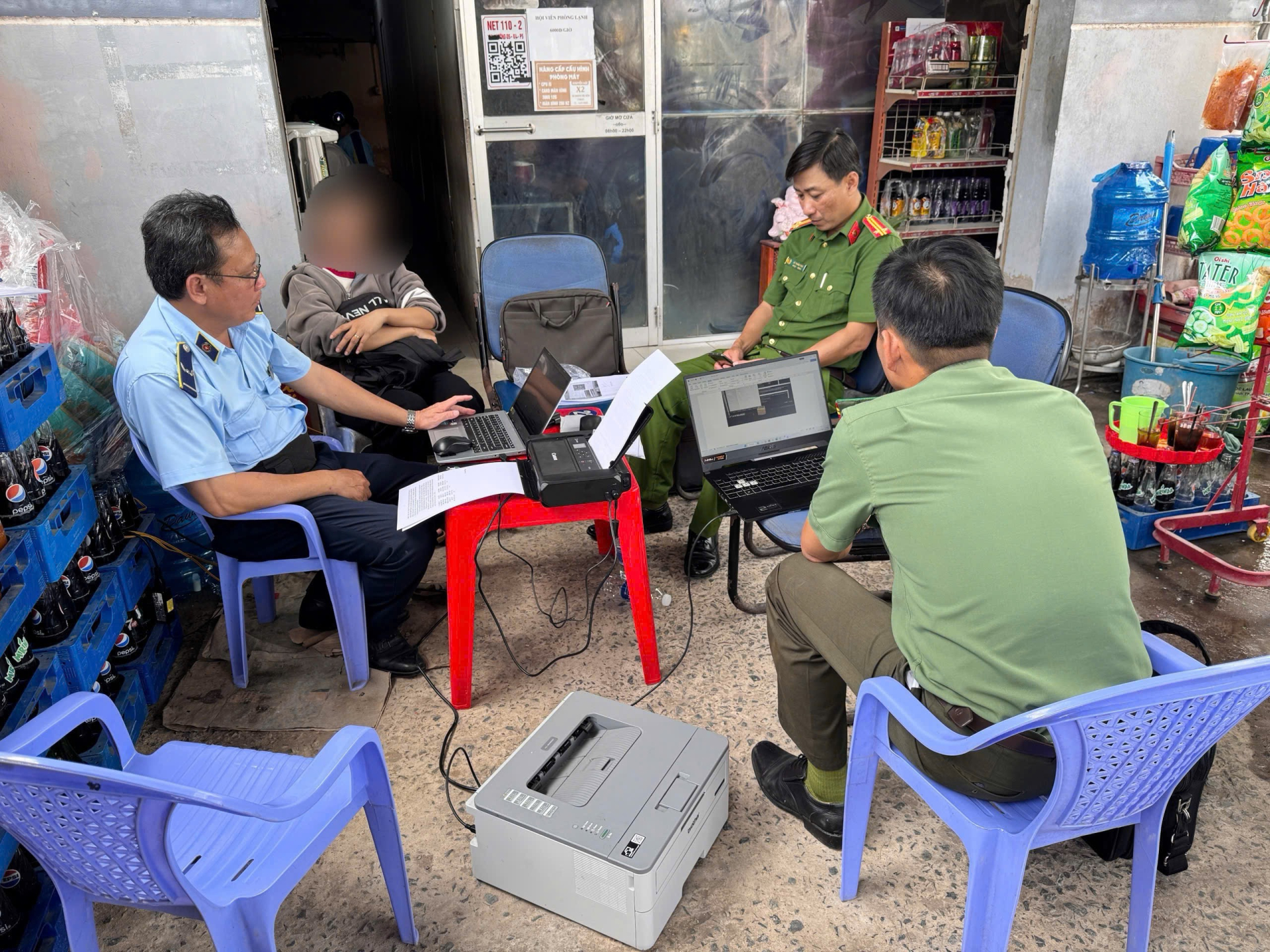 Lực lượng Công an phối hợp với các đơn vị có liên quan kiểm tra các cơ sở internet trên địa bàn