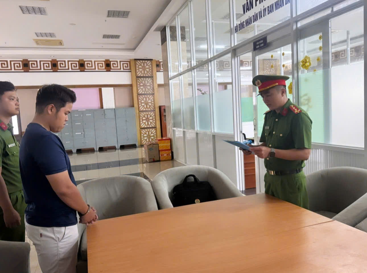 Cơ quan Cảnh sát điều tra thi hành quyết định khởi tố vụ án, khởi tố bị can và lệnh bắt bị can để tạm giam đối với Lý Minh Chiến