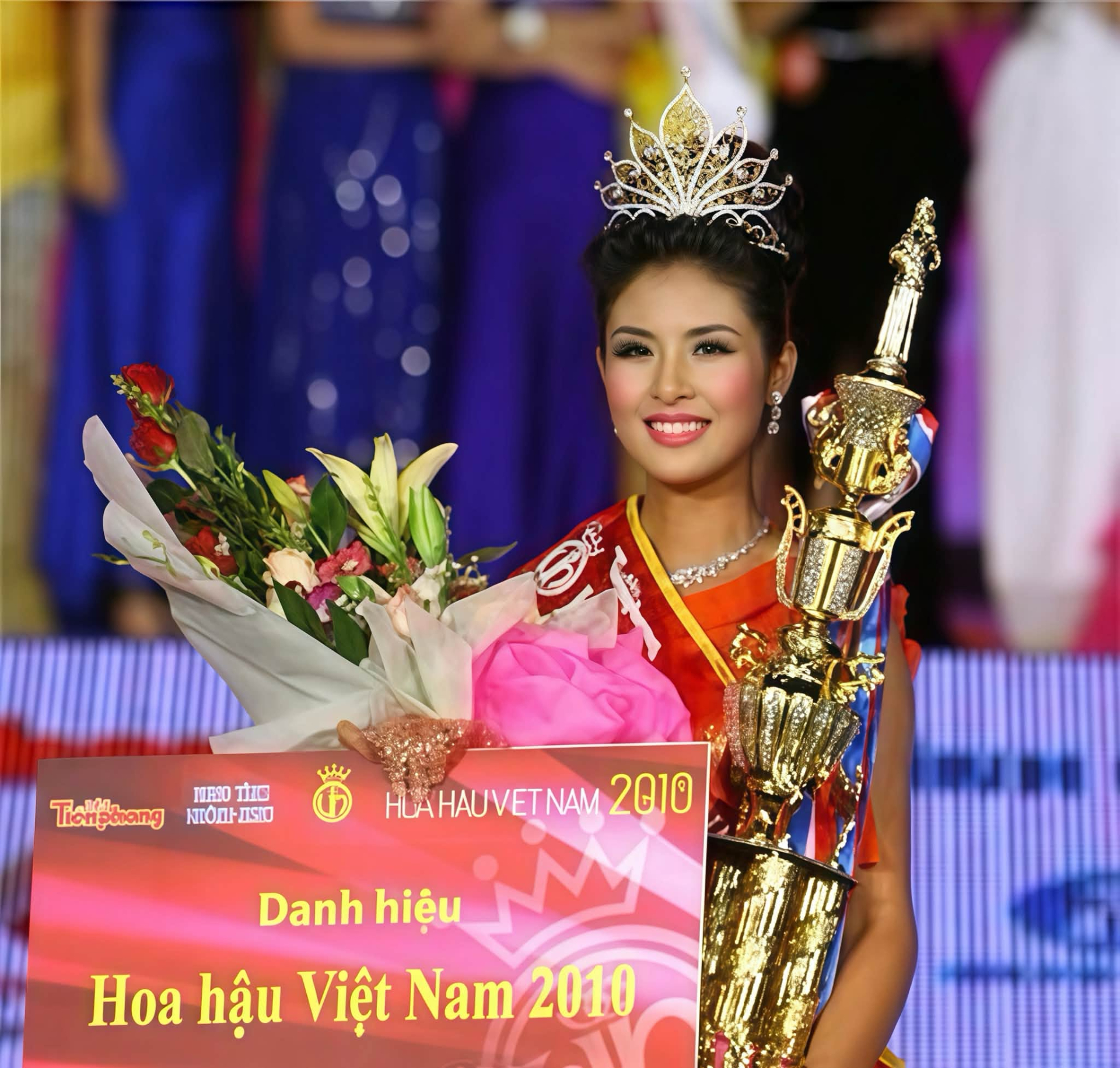 Ngọc Hân đăng quang đăng quang Hoa hậu Việt Nam năm 2010