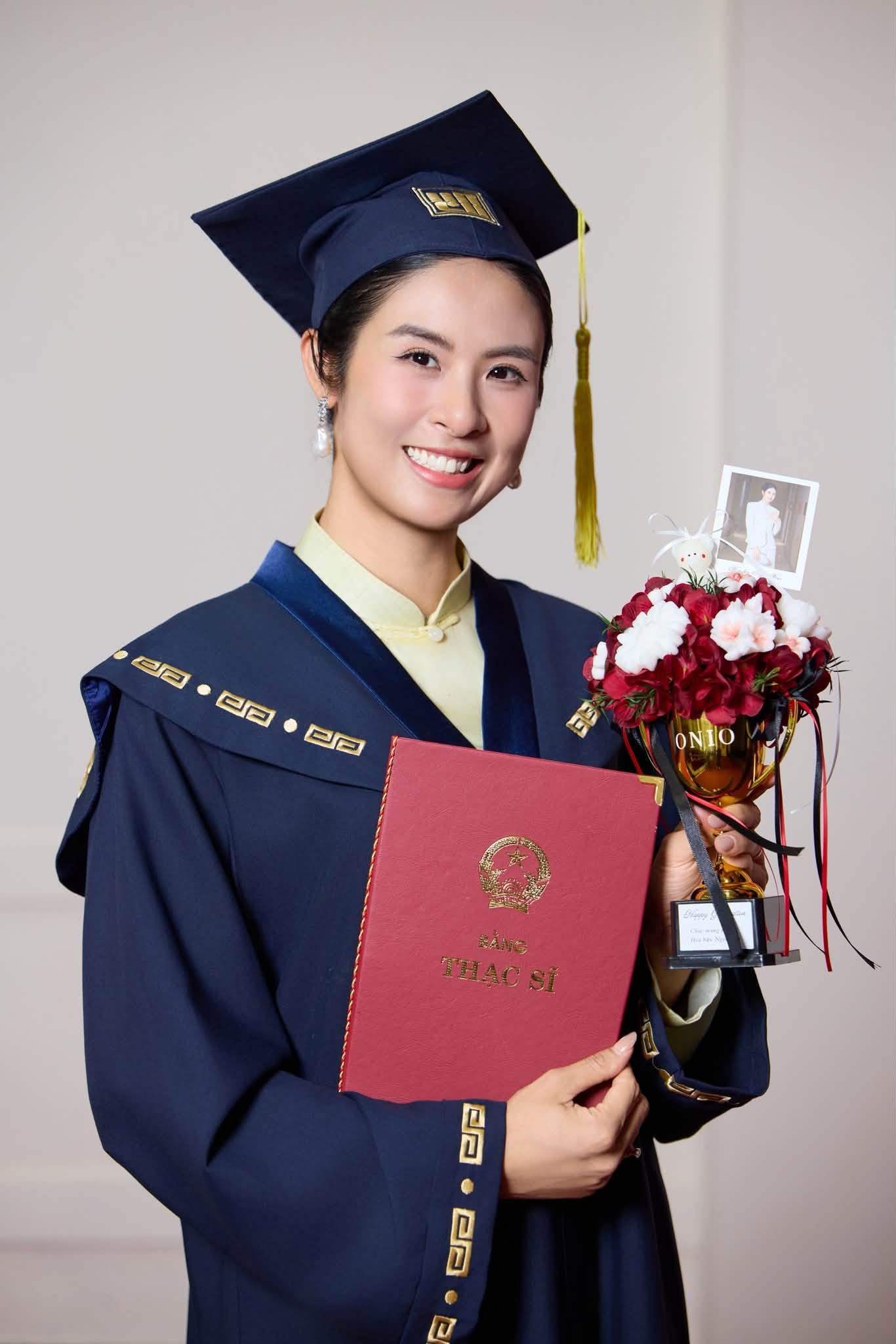 Hoa hậu Ngọc Hân nhận bằng tốt nghiệp thạc sĩ ngành Lý luận và Lịch sử Mỹ thuật Ứng dụng tại Trường Đại học Mỹ thuật Công nghiệp