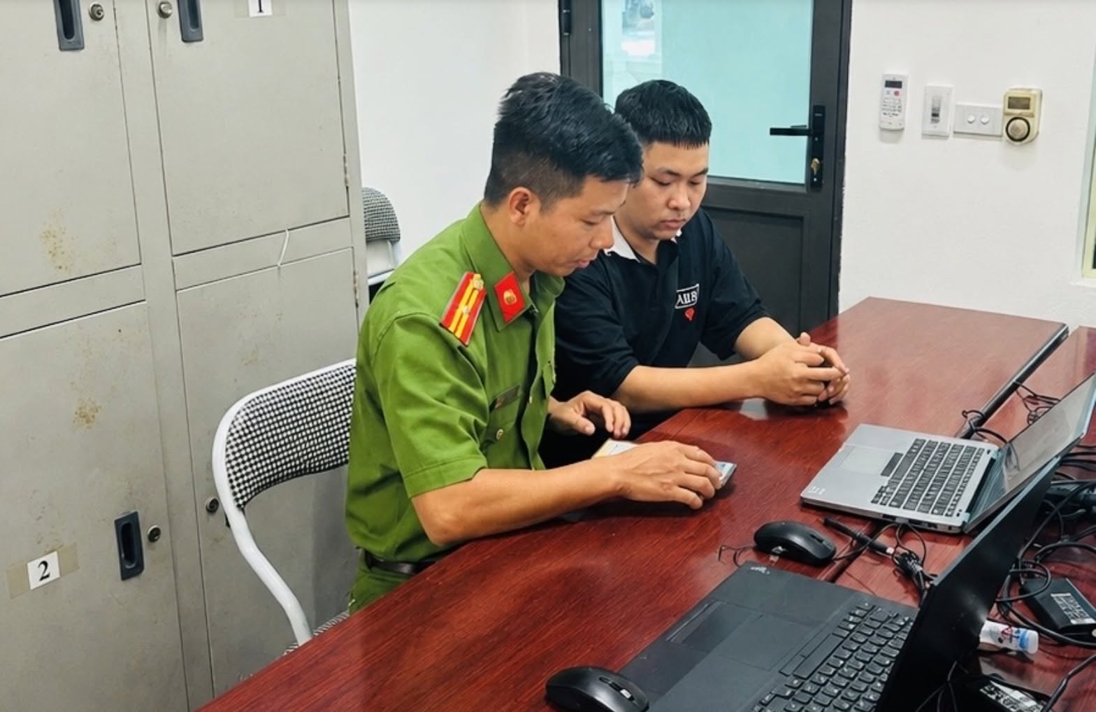 Cán bộ Công an phường Âu Cơ hướng dẫn anh Vĩ sử dụng tài khoản mạng xã hội an toàn