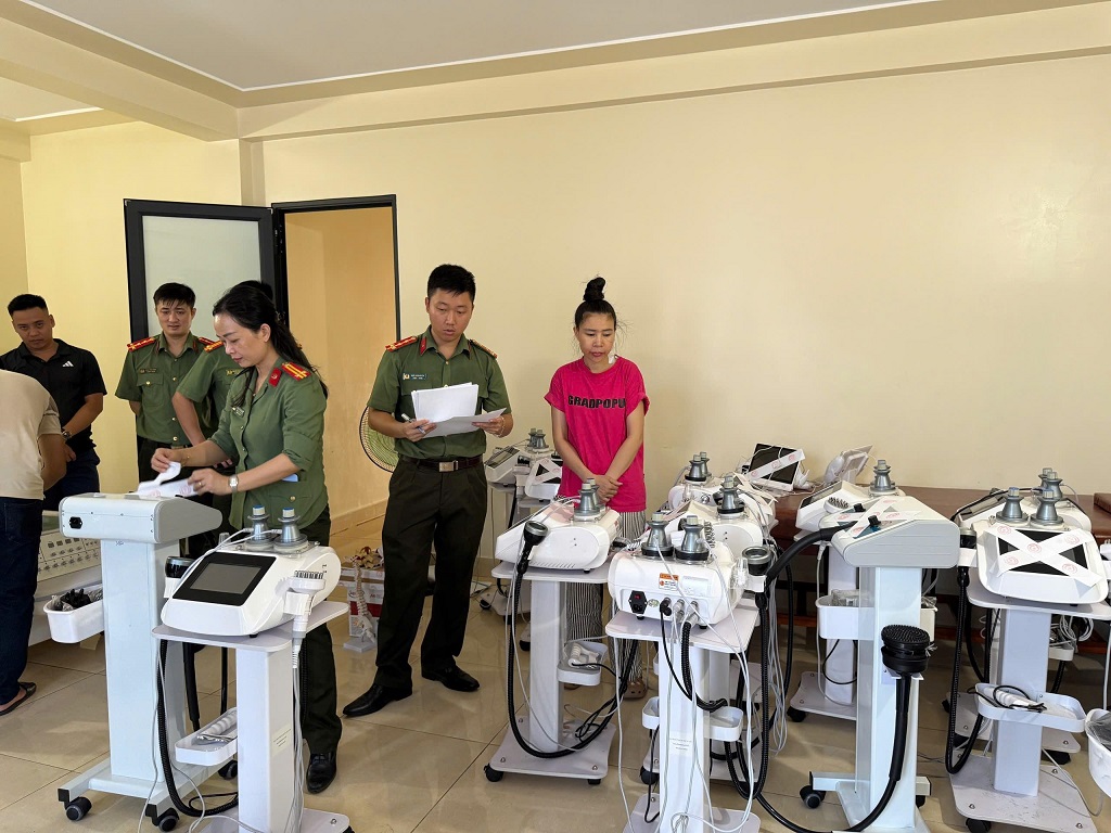 Lực lượng chức năng khám xét cơ sở “Phúc Tâm 8”