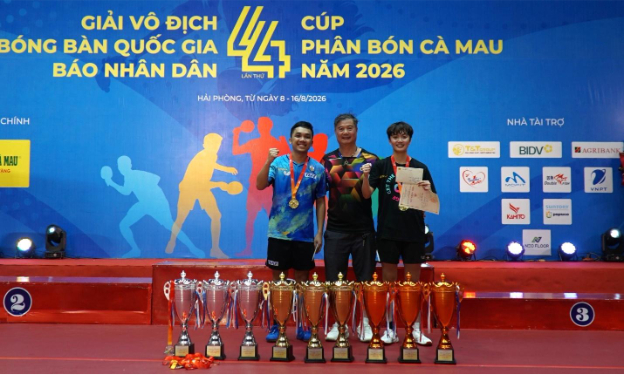 HLV Vũ Mạnh Cường (giữa) cho biết đây là lần đầu tiên trong lịch sử cả 2 tấm HCV đơn nam và đơn nữ đều thuộc về 1 đoàn. Ảnh: T&T.