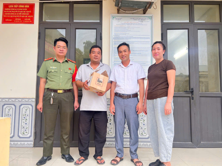 Anh Khuất Văn Bắc (đứng giữa, bên trái ảnh) nhận lại tài sản từ anh Nguyễn Văn Cường