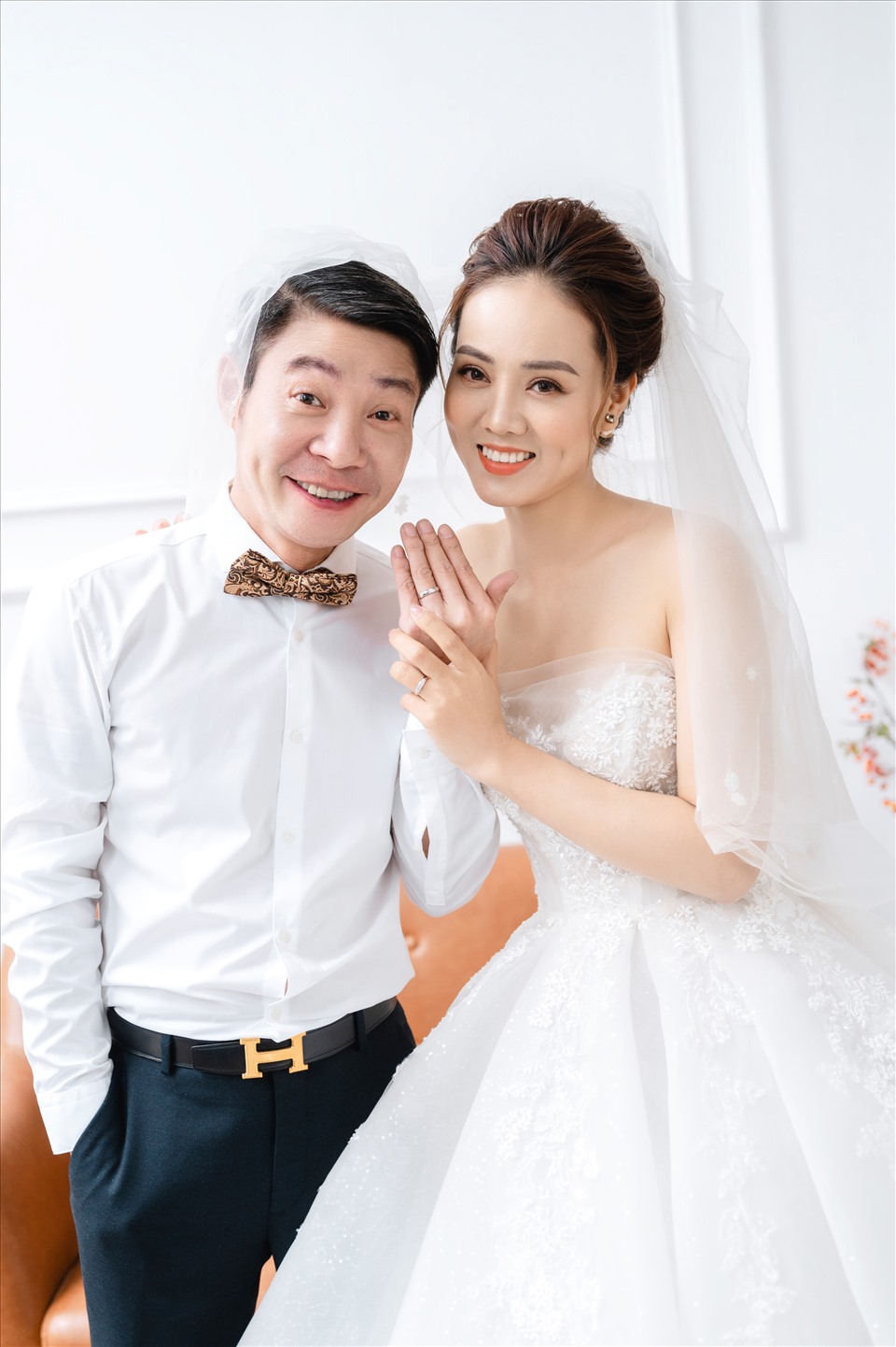 Bộ ảnh cưới của cặp đôi theo phong cách hài hước nhưng vẫn không kém phần lãng mạn.