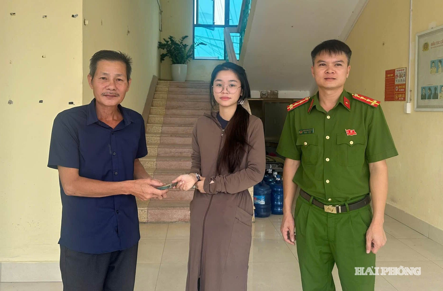 Huyền Trang nhận lại tiền chuyển nhầm sau khi trình báo Công an xã Hợp Tiến. Ảnh: Báo điện tử TP Hải Phòng.