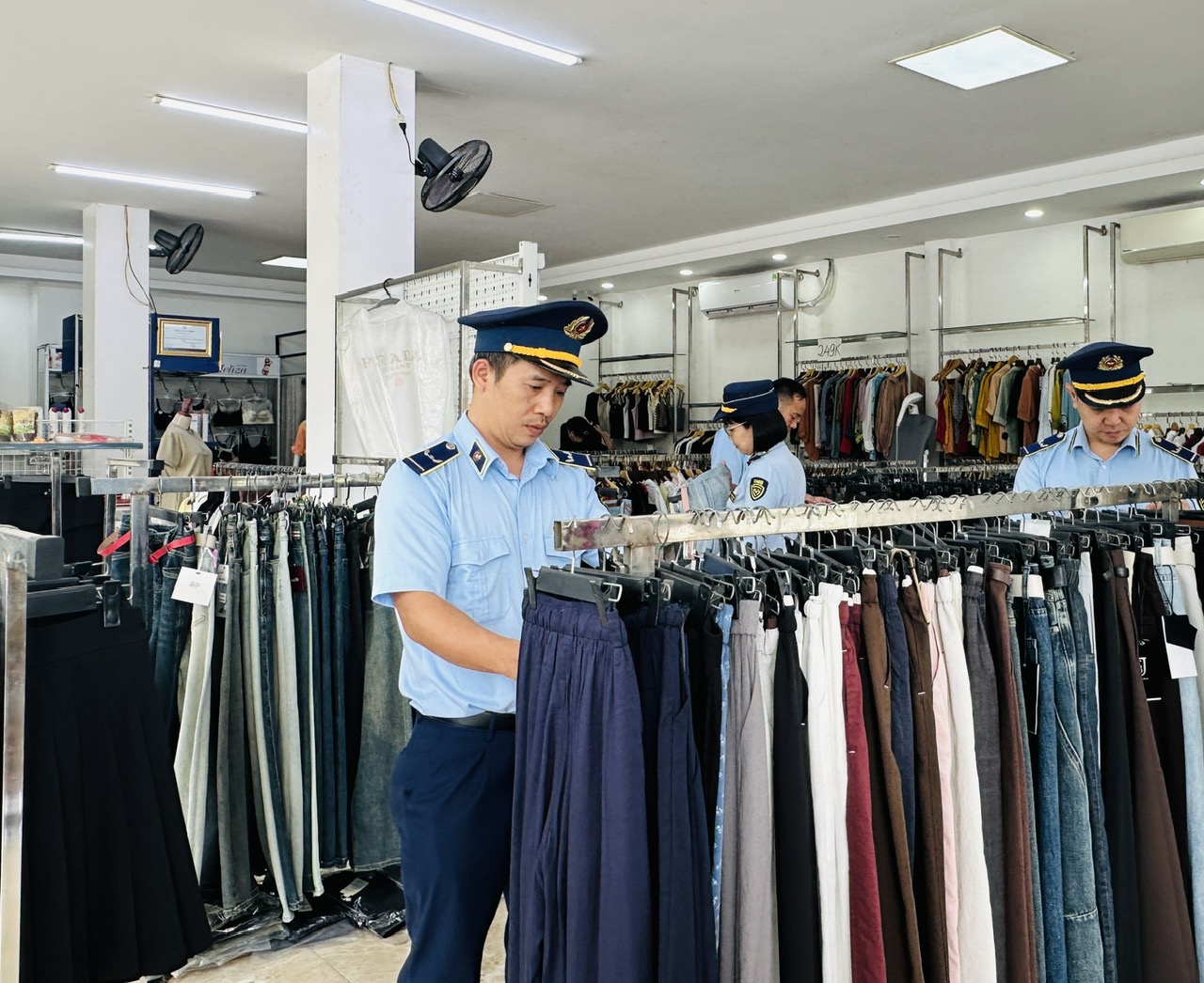 Đội QLTT số 2 kiểm tra, kiểm soát, xử lý vi phạm trong lĩnh vực quyền sở hữu trí tuệ