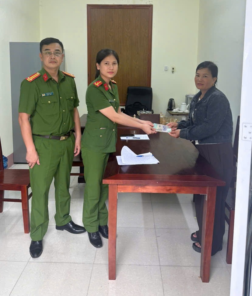 Công an xã Phú Khê hỗ trợ trao trả tiền chuyển khoản nhầm cho công dân