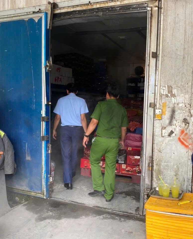Kiểm tra đột xuất kho hàng, phát hiện hàng trăm sản phẩm nhập lậu, thu giữ lô hàng trị giá hơn 126 triệu đồng