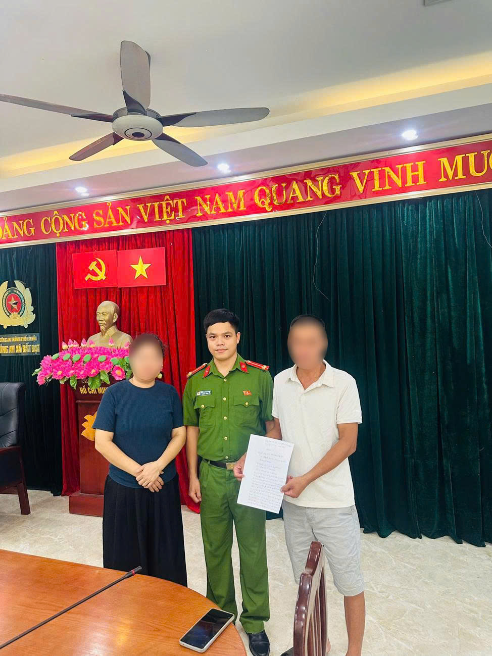 Công an xã Bất Bạt hỗ trợ trao trả hơn 43 triệu đồng chuyển nhầm cho người dân. Ảnh: Công an TP Hà Nội