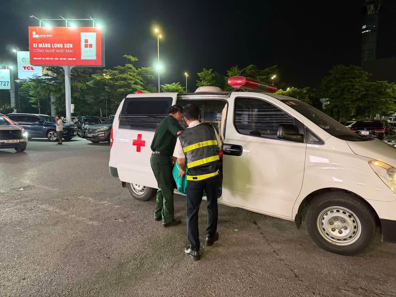 Hành trình vận chuyển của tạng hiến được triển khai khẩn trương để rút ngắn thời gian đến nơi ghép. Ảnh: Vietnam Airlines