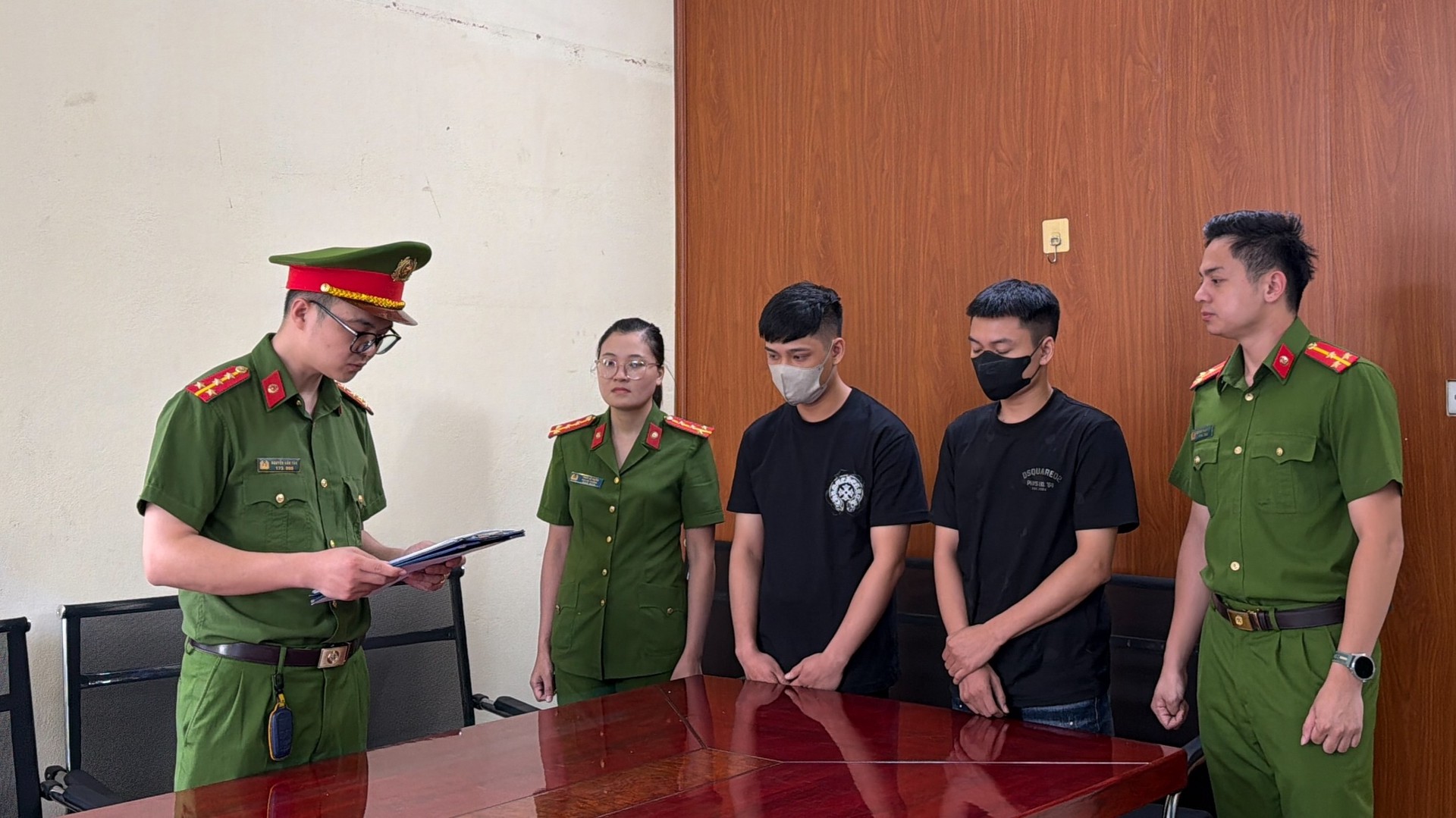 Cơ quan Cảnh sát điều tra tống đạt quyết định đối với 2 bị can. Ảnh: Cổng Thông tin điện tử Bộ Công an