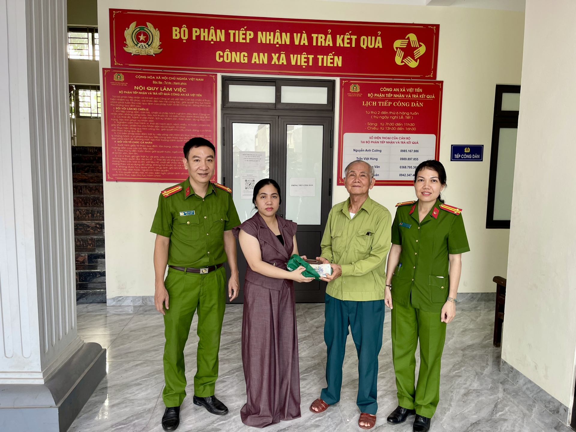 Chị Duyên trao trả lại tài sản cho ông Khải trước sự chứng kiến của cán bộ, chiến sĩ Công an xã Việt Tiến