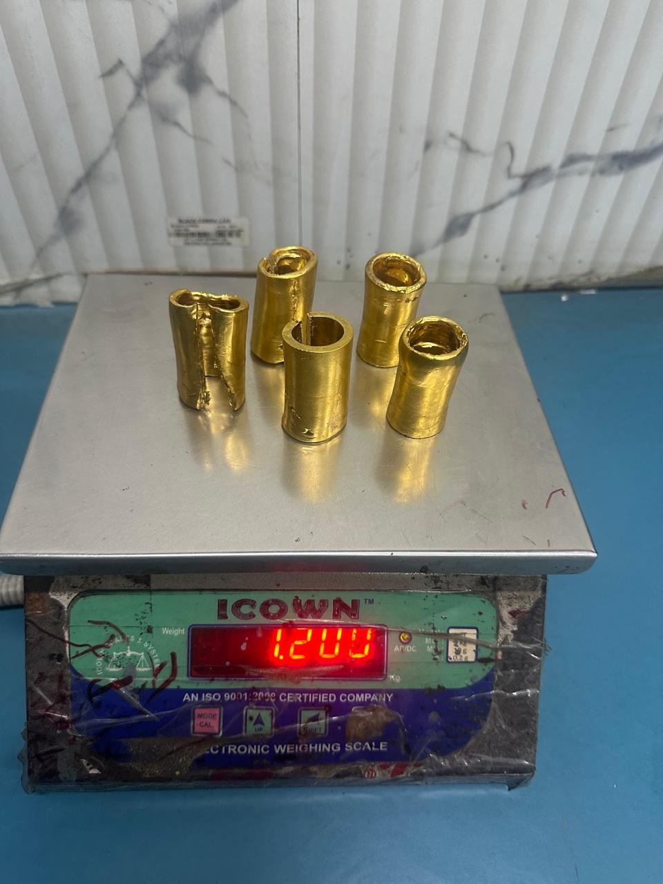 Quét tia X kiểm tra lô hàng của 1 CEO đến 2 lần, hải quan tịch thu 1,2 kg vàng được giấu trong 5 linh kiện máy móc