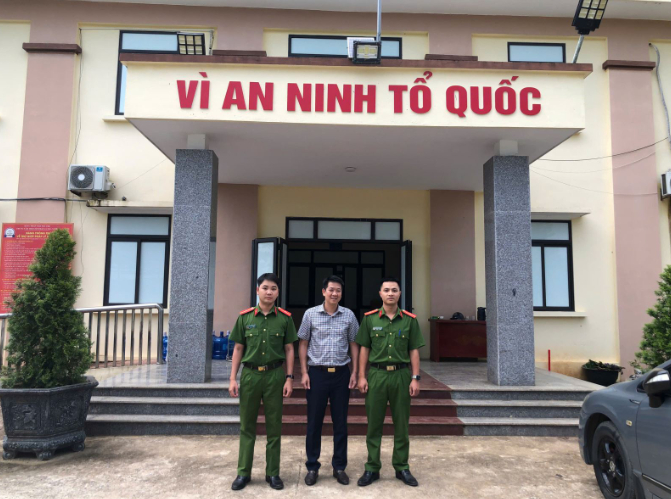 Anh Nguyễn Viết Tú nhận lại số tiền chuyển khoản nhầm nhờ sự hỗ trợ của Công an xã Thượng Cốc