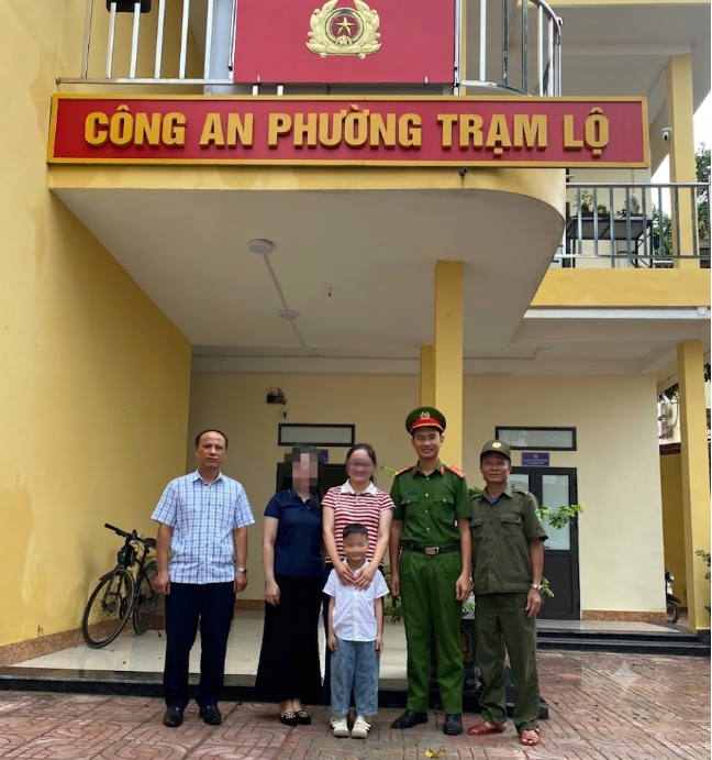 Công an phường Trạm Lộ trao trả tài sản cho chị Nguyễn Thúy Hiền