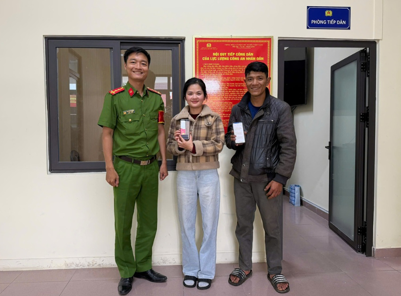 Chị Phan Thị Hiền và anh Phan Văn Đoàn thực hiện việc giao, nhận lại số tiền chuyển nhầm tại Công an phường Lâm Viên - Đà Lạt.
