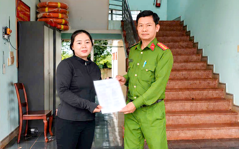 Chị Nguyễn Thị Thùy nhận lại tiền chuyển nhầm. Ảnh: Công an TP Đồng Nai