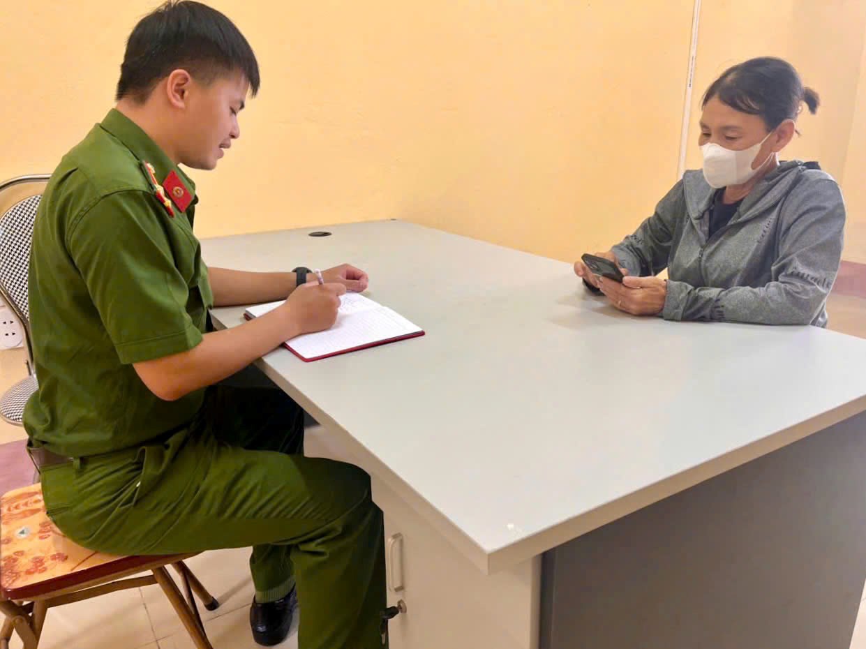 Công an xã Hồng Châu giải thích các phương thức, thủ đoạn lừa đảo trên không gian mạng