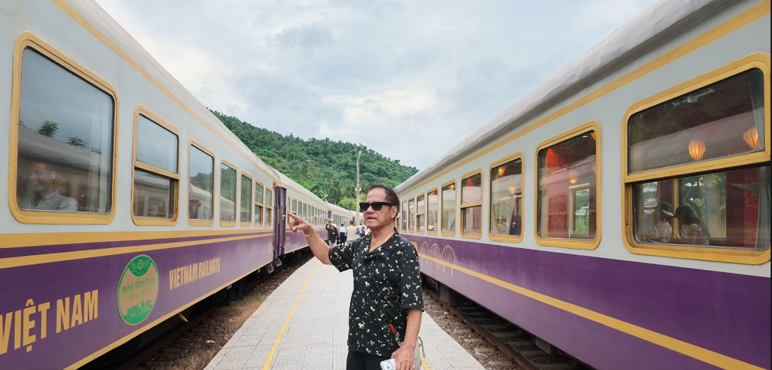 Chế Linh thích thú trước cảnh đẹp và dịch vụ trên chuyến tàu, (Ảnh: Youtube Che Linh)