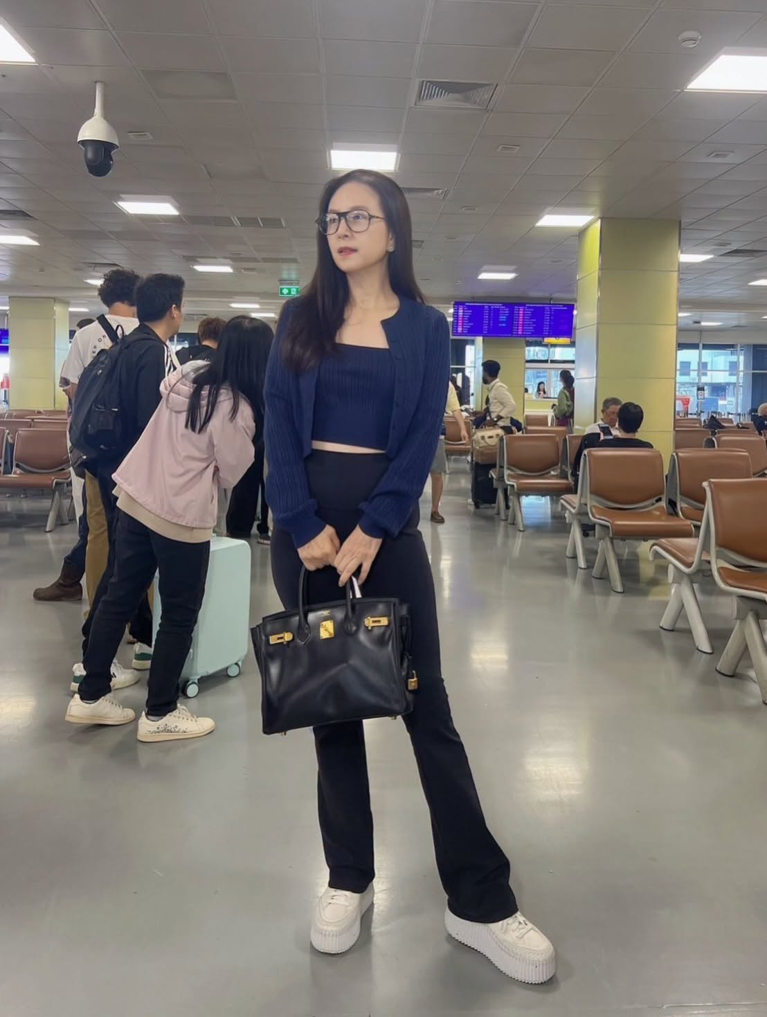Madam Pang diện quần áo đơn giản, phối cùng chiếc túi Hermès Birkin size 25. Ảnh: FBNV