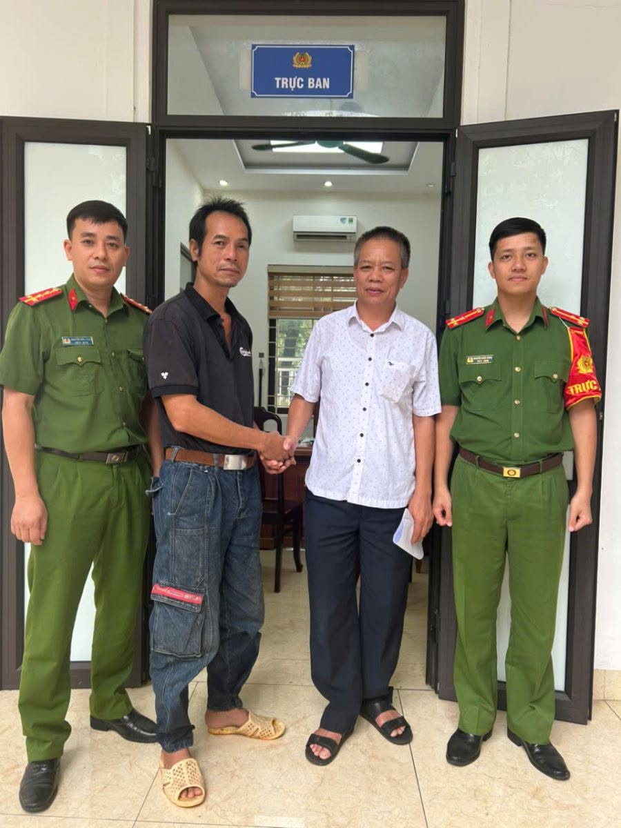 Anh Đoàn Ngọc Hội nhận lại tiền chuyển khoản nhầm từ ông Ngô Ngọc Huy tại cơ quan Công an