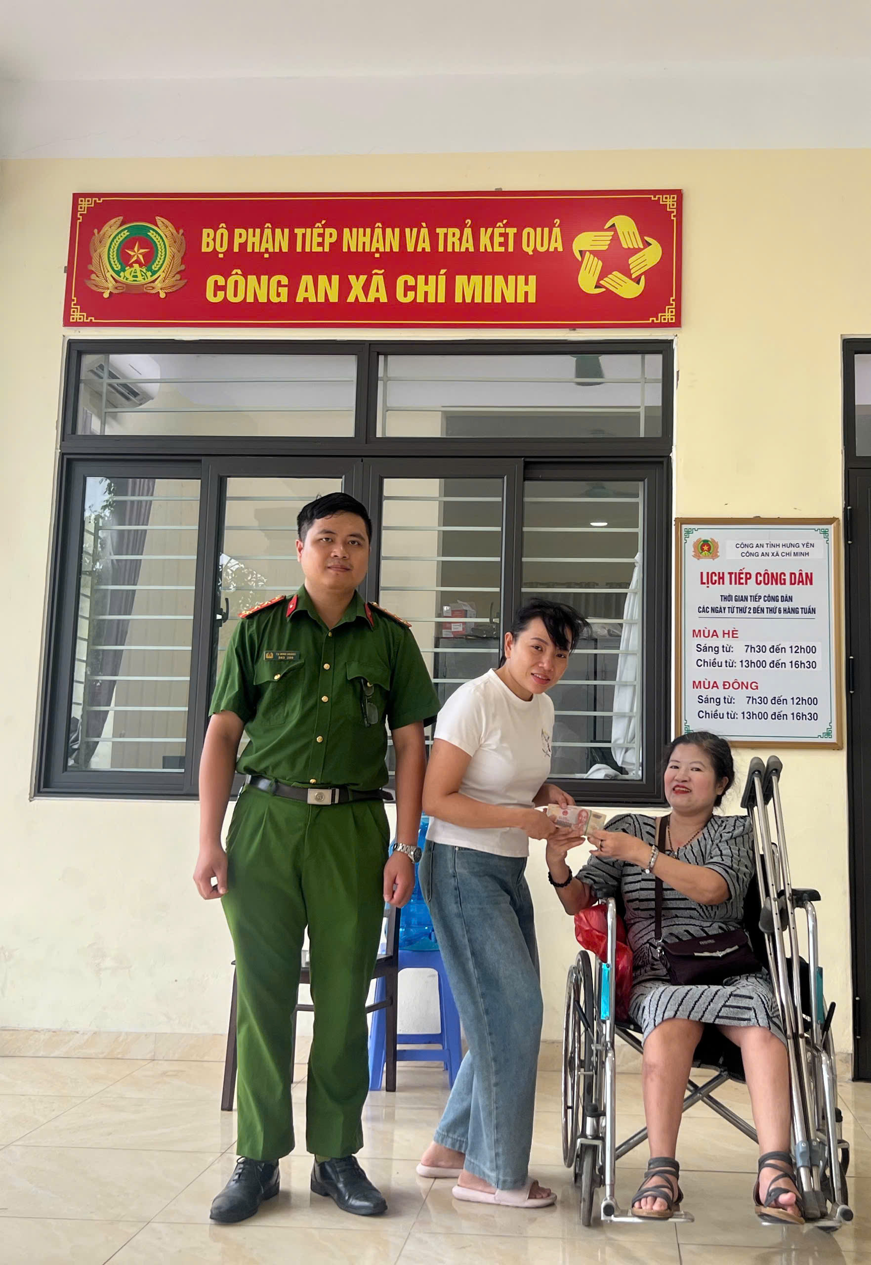 ảnh 1 Công dân nhận lại tiền chuyển nhầm. Ảnh: Công an tỉnh Hưng Yên