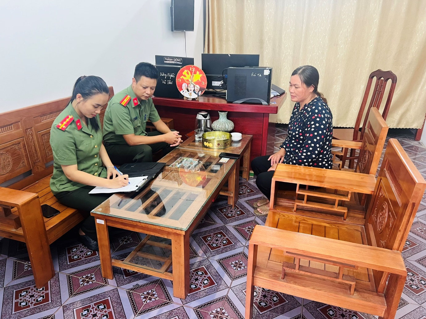 Công an xã Vũ Thư tiếp nhận trình báo của của chị Hoàng Thị Phương về số tiền chuyển nhầm trong tài khoản cá nhân