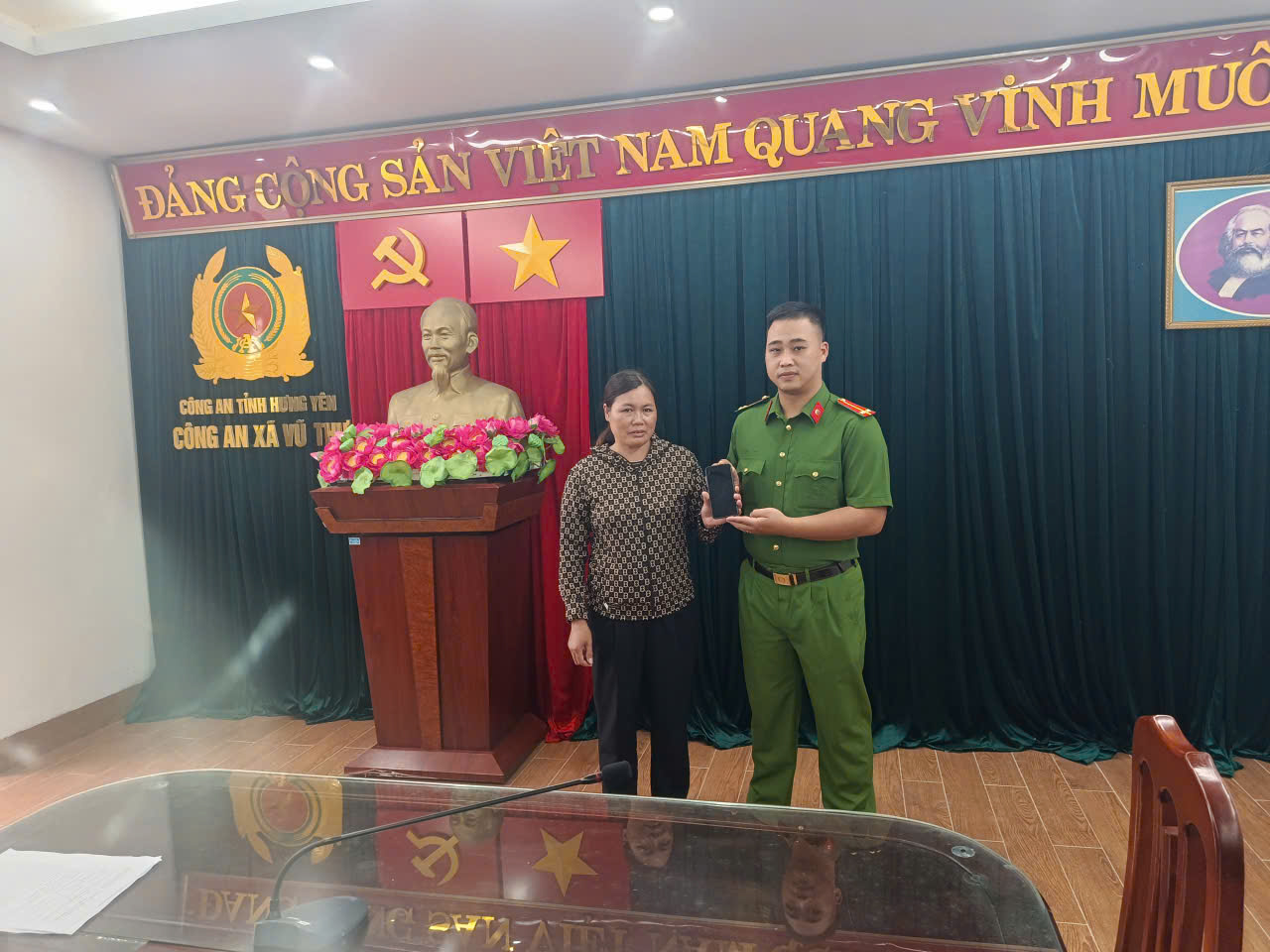 Chị Hoàng Thị Phương trao trả chuyển lại số tiền đã chuyển nhầm vào tài khoản cá nhân tại Công an xã Vũ Thư