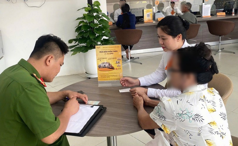 Công an xã Hạ Hòa tuyên truyền, giải thích cho bà Loan tại Ngân hàng LPBank Chi nhánh Hạ Hòa.