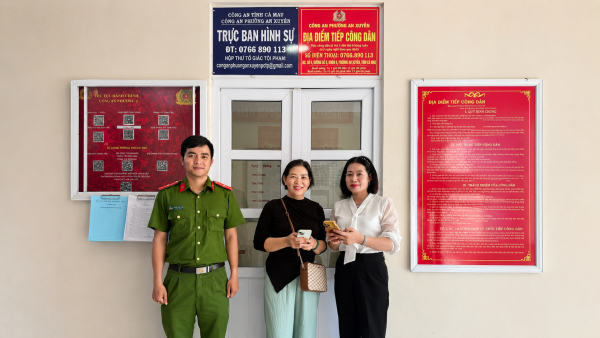 Đồng chí Trung tá Nguyễn Hồng Phượng (áo trắng) chuyển hoàn trả số tiền 87 triệu đồng cho chị Nguyễn Thị Kiều Thu tại Công an phường An Xuyên