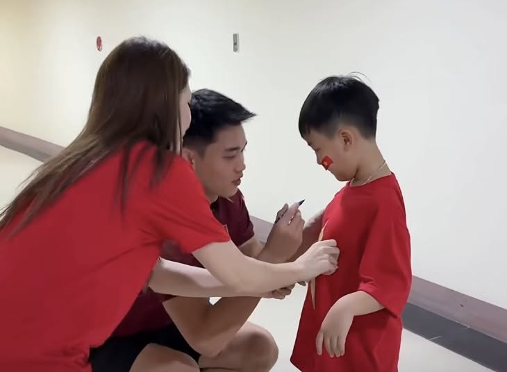 Hòa Minzy tiết lộ con trai là fan của tiền đạo Đình Bắc. Ảnh: FBNV