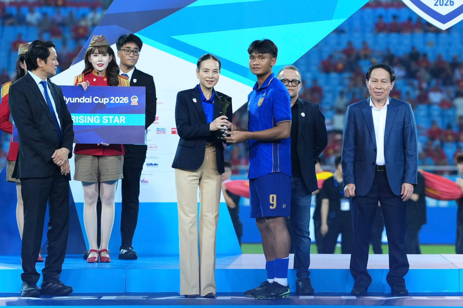 Madam Pang trao danh hiệu Cầu thủ trẻ xuất sắc nhất giải đấu cho Yotsakorn. Ảnh: FA Thailand