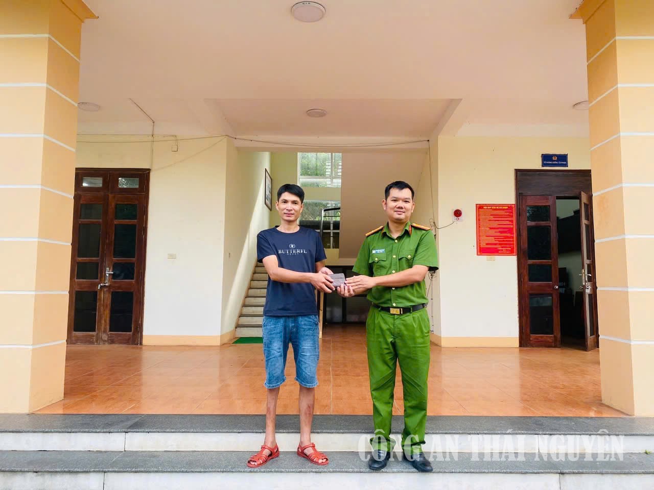 Cán bộ Công an phường Bách Quang trao trả lại tài sản cho anh Đào Duy Luân