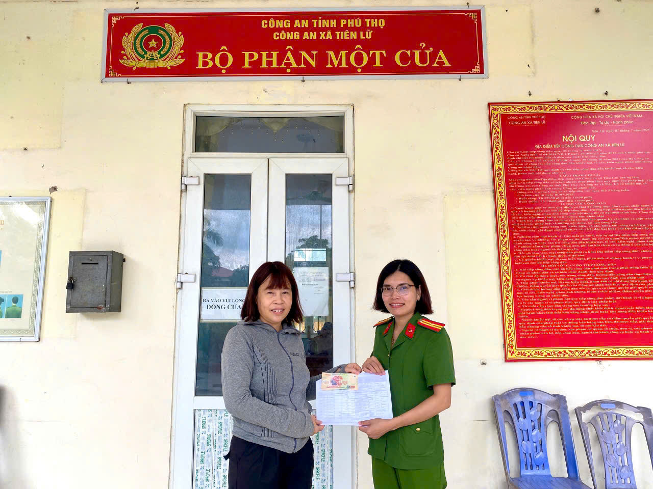 Chị Nguyễn Thị Thu Hương chuyển lại tiền đã nhận chuyển nhầm tại Công an xã Tiên Lữ. Ảnh: Công an tỉnh Phú Thọ