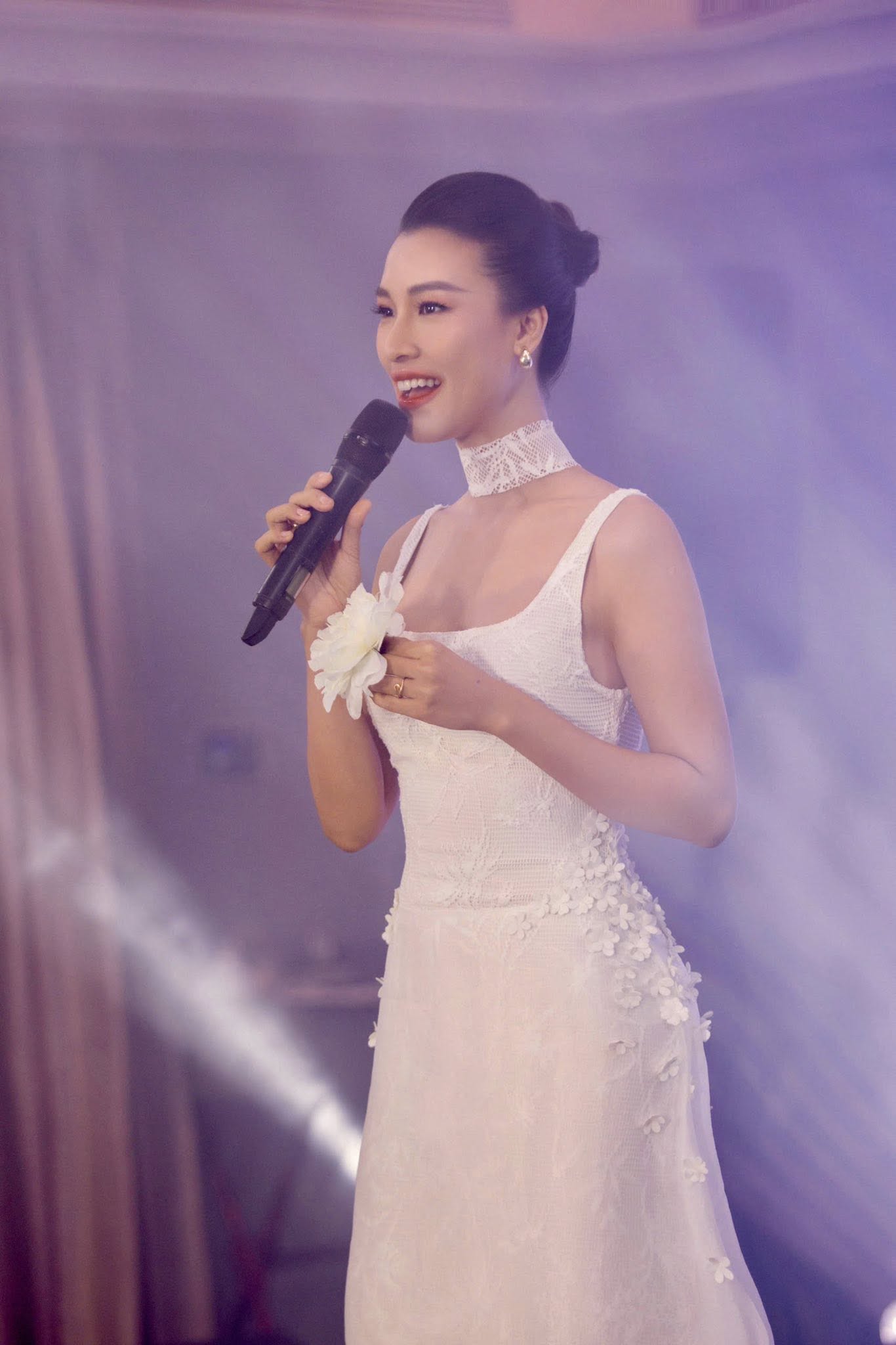 Hoàng Oanh là gương mặt quen thuộc tại nhiều chương trình truyền hình và sự kiện. Ảnh: FBNV