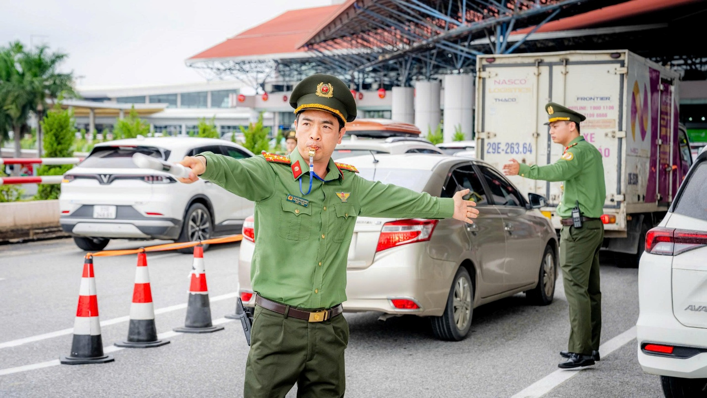 Lực lượng chức năng phối hợp điều tiết các luồng phương tiện tiếp cận nhà ga, hạn chế tối đa tình trạng ùn tắc. Ảnh: ACV