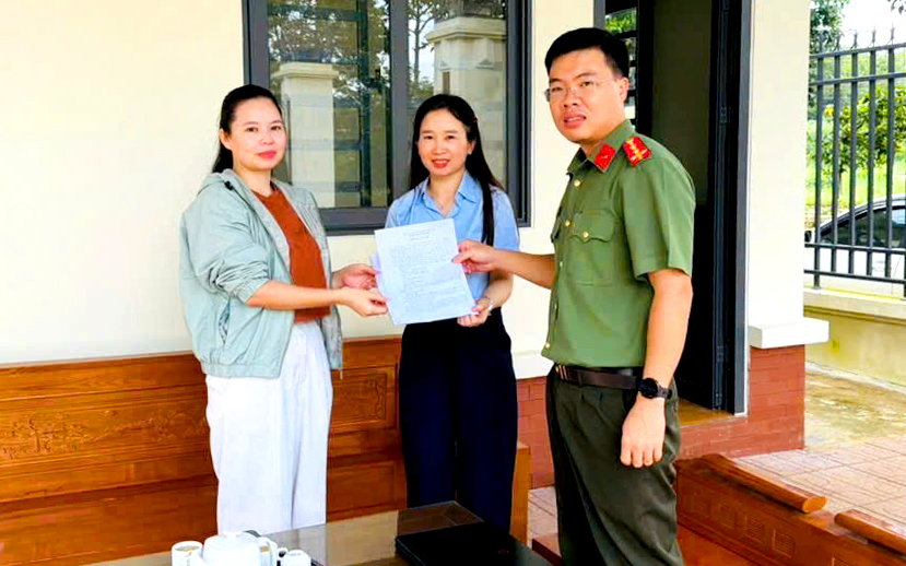 Công an xã Đồng Tâm hỗ trợ người dân nhận lại tiền chuyển khoản nhầm.