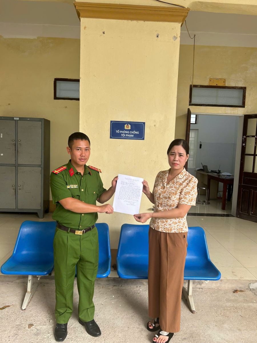 Công an xã Chí Đám hỗ trợ người dân nhận lại 18 triệu đồng chuyển nhầm. Ảnh: Công an tỉnh Phú Thọ