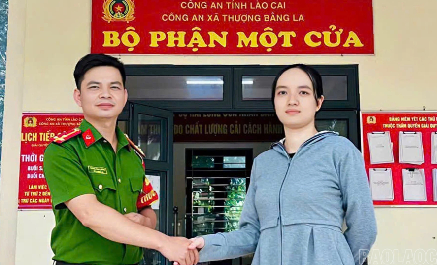 Chị Trần Thùy Dung trình báo tại Công an xã Thượng Bằng La về việc nhận được 122.000.000 đồng do chuyển khoản nhầm. (Ảnh: Báo Lào Cai)