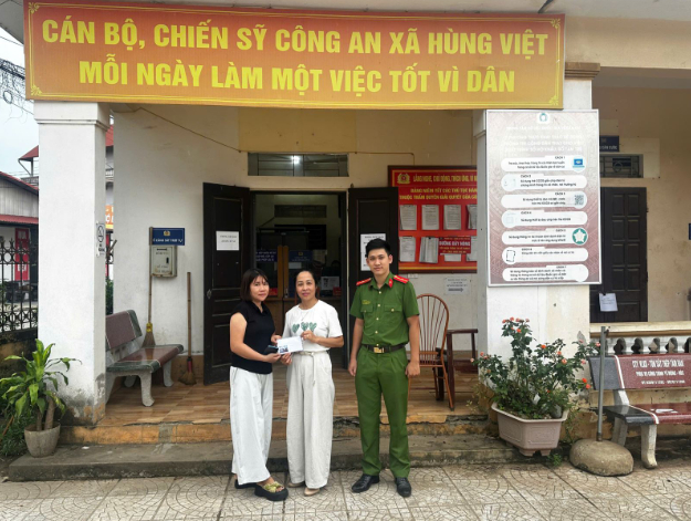 Công an xã Hùng Việt hỗ trợ trả lại 100 triệu đồng chuyển nhầm