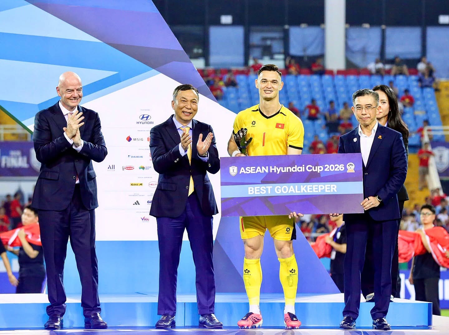 Màn trình diễn ổn định xuyên suốt giải đấu giúp Lê Giang được trao danh hiệu Thủ môn xuất sắc nhất ASEAN Cup 2026. Ảnh: FBNV